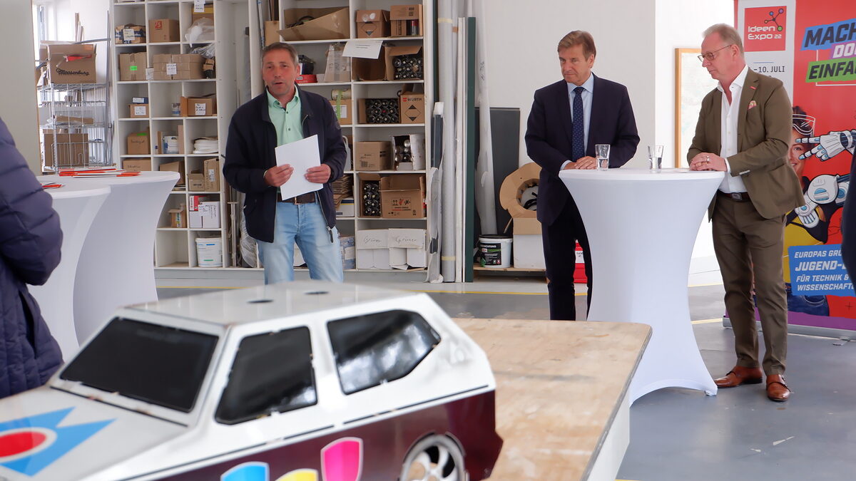 Unternehmer Andreas Biermann begrüßt den Aufsichtsratsvorsitzenden der IdeenExpo GmbH, Dr. Volker Schmidt und Mike Schneider, Prädident des Niedersächsischen Handwerkstages in seiner Werkstatt.