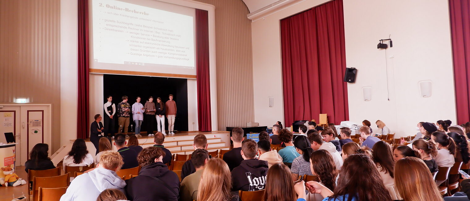 Abschlussveranstaltung des Projekts Digitale Lernallianzen: In der Aula der Wilhelm-Raabe-Schule präsentierten die Jugendlichen ihre Projektergebnisse. Die Aufgaben kamen von verschiedenen Betrieben.