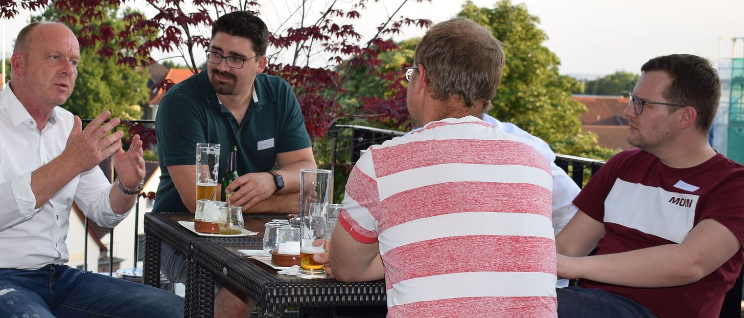 Austausch auf Augenhöhe, ganz zwanglos: Zum ersten Mal traffen sich Mitglieder der Innungen der Kreishandwerkerschaft (KH) Neustadt/Burgdorf mit Mitgliedern und Koordinatorinnen des MeisterMeisterinnenClubs der Handwerkskammer Hannover (MMC). Austausch auf Augenhöhe, ganz zwanglos: Zum ersten Mal traffen sich Mitglieder der Innungen der Kreishandwerkerschaft (KH) Neustadt/Burgdorf mit Mitgliedern und Koordinatorinnen des MeisterMeisterinnenClubs der Handwerkskammer Hannover (MMC).