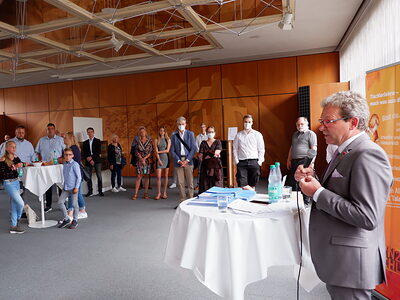 Handwerkskammerpräsident Gehre beglückwünscht die Tischlermeisterin und Tischlermeister während der feierlichen Meisterbriefübergabe. Handwerkskammerpräsident Gehre beglückwünscht die Tischlermeisterin und Tischlermeister während der feierlichen Meisterbriefübergabe.