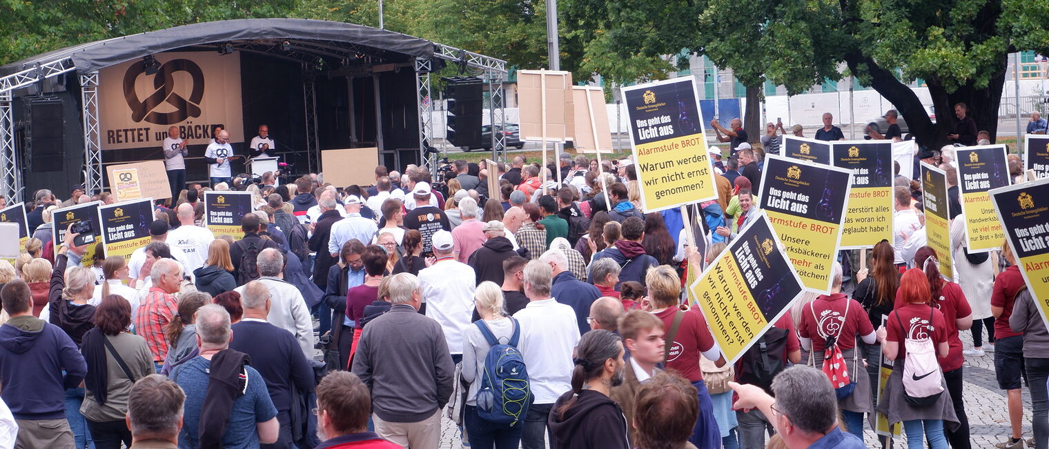 Mehr als 2.000 B&auml;ckerinnen und B&auml;cker aus ganz Niedersachsen waren nach Hannover gekommen, um gegen die massiv steigenden Energiepreise und f&uuml;r mehr Unterst&uuml;tzung durch die Politik zu demonstrieren.