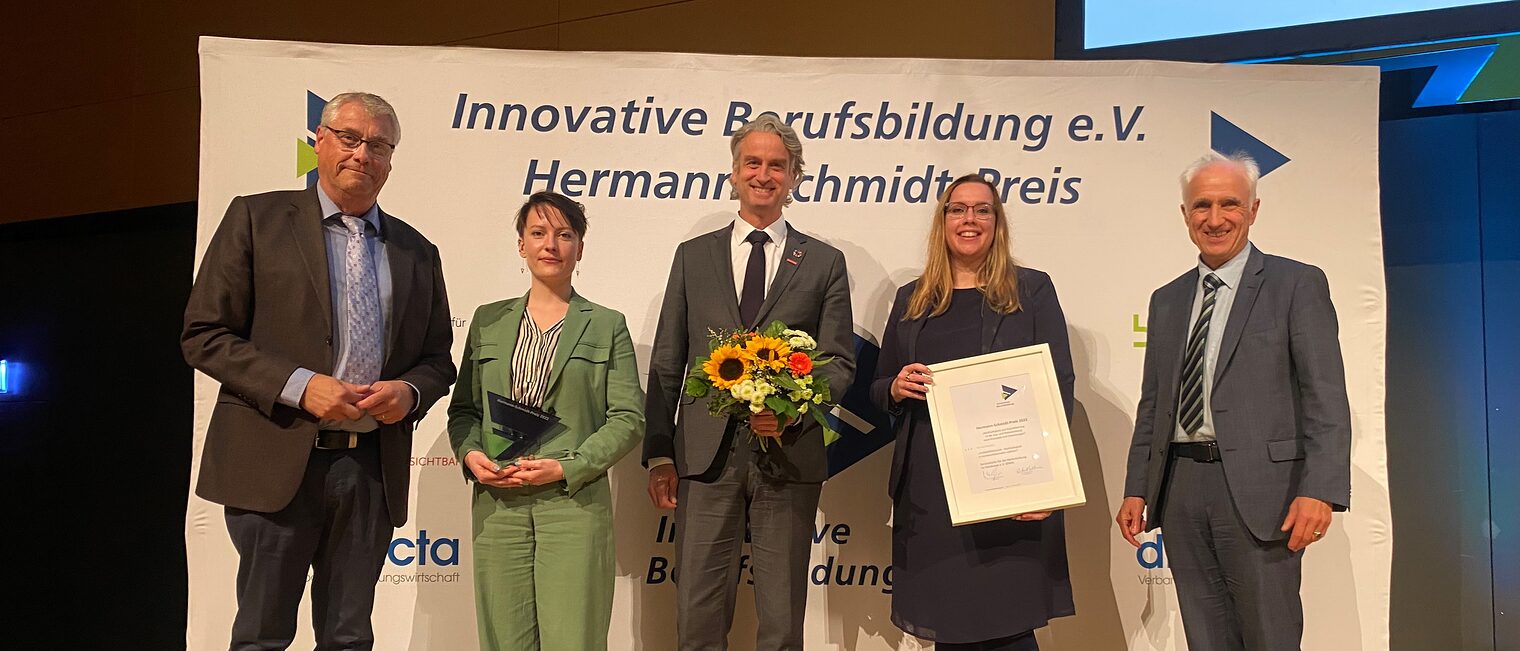 Das ZWH-Team freut sich ganz außerordentlich über die Anerkennung durch diese Auszeichnung. In der Mitte: Maria Cyliax, Peter Karst, Luise Maudanz.