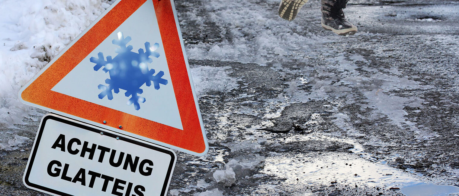 unfall, straße, gehweg, fußweg, glatteis, achtung, aufpassen, ausrutschen, rutschen, schnee, winter, unfallgefahr, glätte, glatt, eis, schild, schneeglätte, eisglätte, blitzeis, rutschgefahr, streupflicht, gefährlich, gefahr, hausbesitzer, unfallschaden, unfallversicherung, vorsicht, haftpflichtversicherung, rutschgefahr, fußgänger