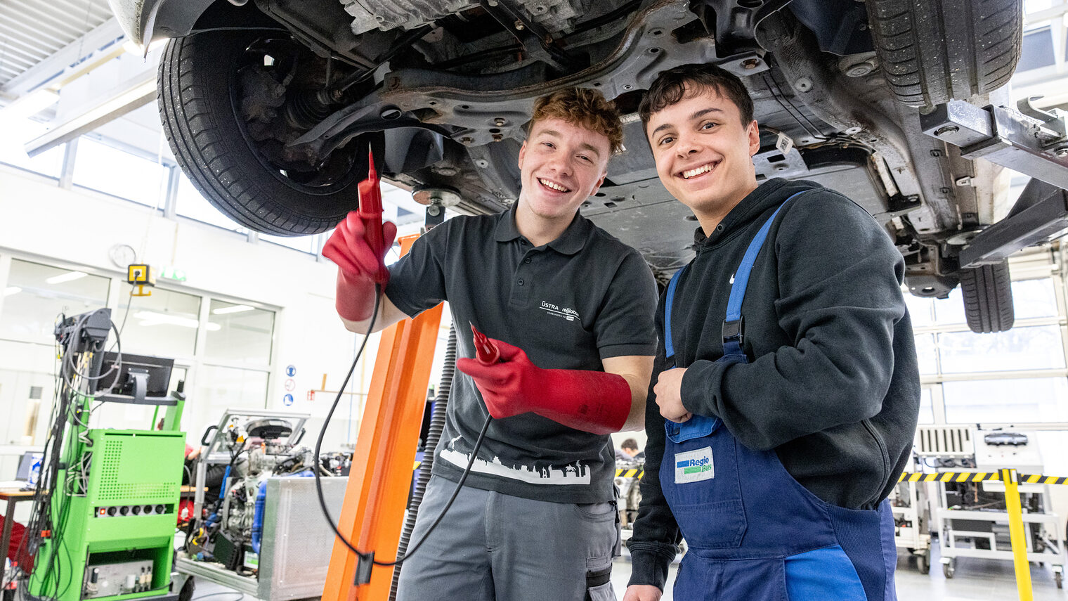 2023-0112 HWK Feature-Bilder-069.jpg_web, Ausbildung, Azubis, männlich, Jungen, Werkstatt, Auto, kfz, Karriere