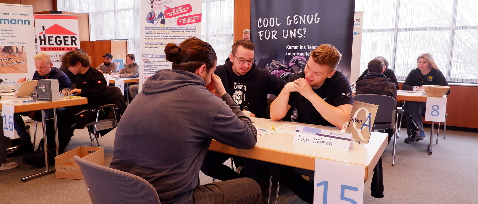 Über 200 Schülerinnen und Schüler nahmen am Azubi Speed Dating in der Handwerkskammer Hannover teil, um sich für freie Praktikums- und Ausbildungsplätze im Handwerk zu empfehlen.