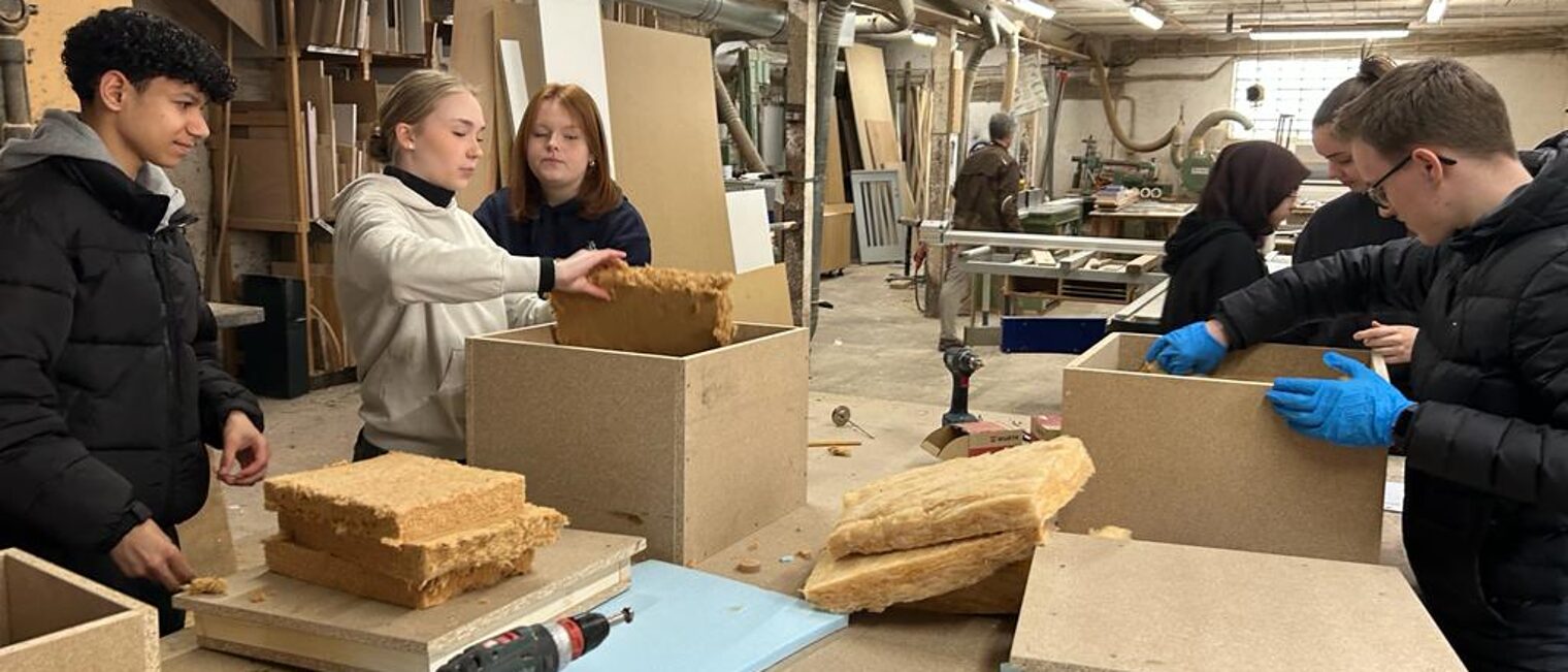 Schülerinnenund Schüler des Schiller Gymnasiums bauten in der Tischlerei Haus und Holz in Hameln eine Kochkiste.