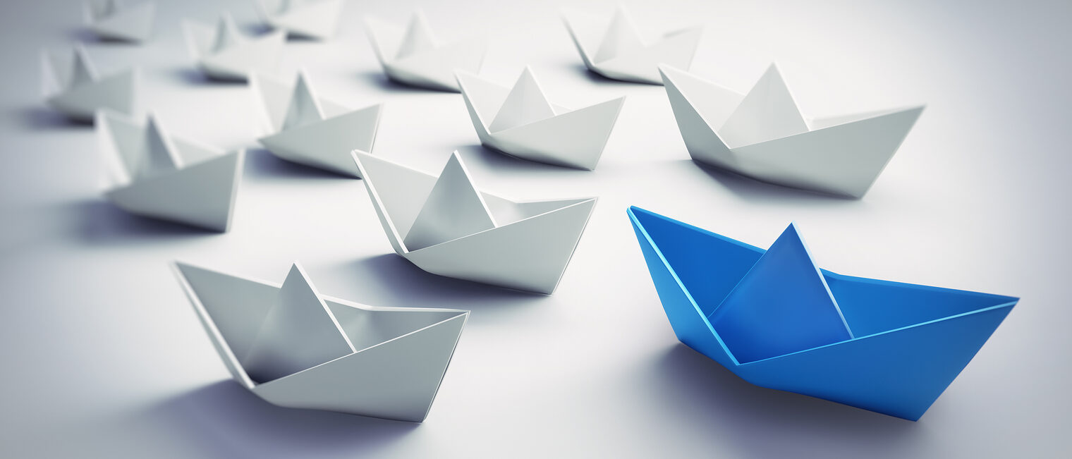 zukunft, führung, papierschiff, schiff, marktführer, vision, markt, geschäft, business, strategie, flotte, anlage, leadership, team, teamleiter, geschäftsführer, führungskraft, herausragen, exzellenz, führungsstärke, motivation, leistung, gefolgschaft, anführer, voraus, spitze, gewinn, geldanlage, investment, fond, banking, schiffchen, papier, spiel, vorausdenken, position, spitzenposition