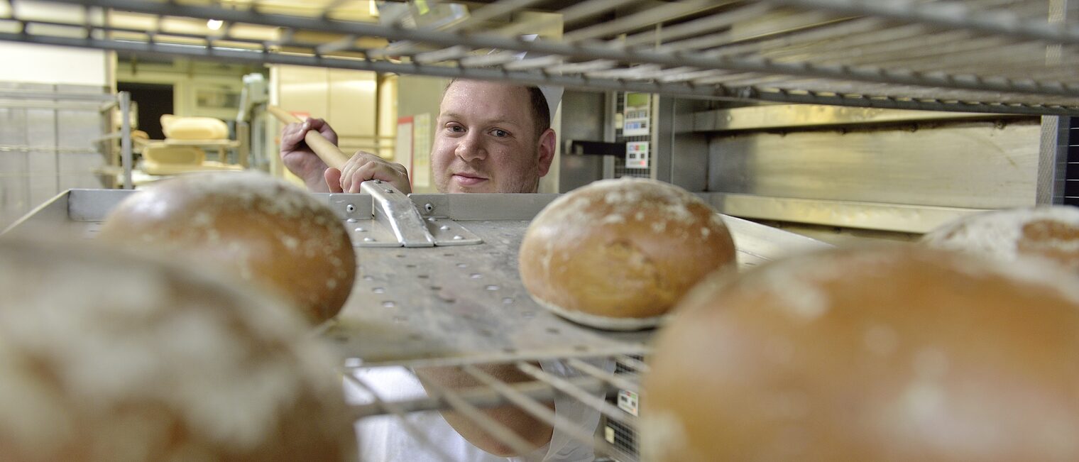 Die Umsätze im Nahrungsmittelhandwerk zeigen sich im Frühjahrskonjunkturbericht 2023 deutlich verbessert. Bäckerei Hoffmann. Schlagwort(e): Backen, Baking, Bäckerei, Bäckerei Hoffmann, Baeckerei, Brot, Bread, Brötchen, Handwerk, Trade, Hoffmann, Mehl, Nahrungsmittel, Teig, baecker, Meister, geselle,ofen