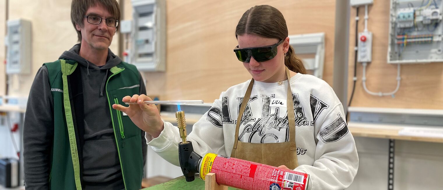 In der Glaserwerkstatt auf dem Campus Handwerk wurden Strohhalme aus Glas gebogen. 