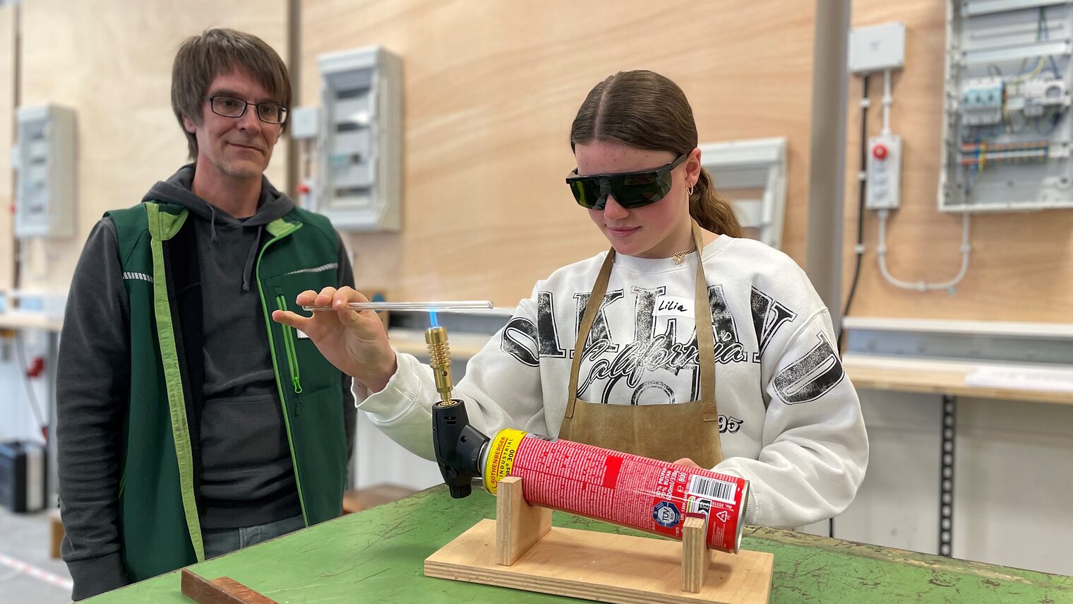 In der Glaserwerkstatt auf dem Campus Handwerk wurden Strohhalme aus Glas gebogen. 