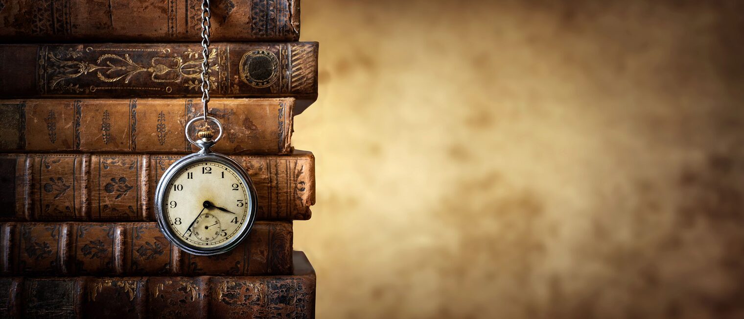 AdobeStock_267830347_web, Handwerksgeschichte, vintage, uhr, alte dokumente, bücher, buch, 