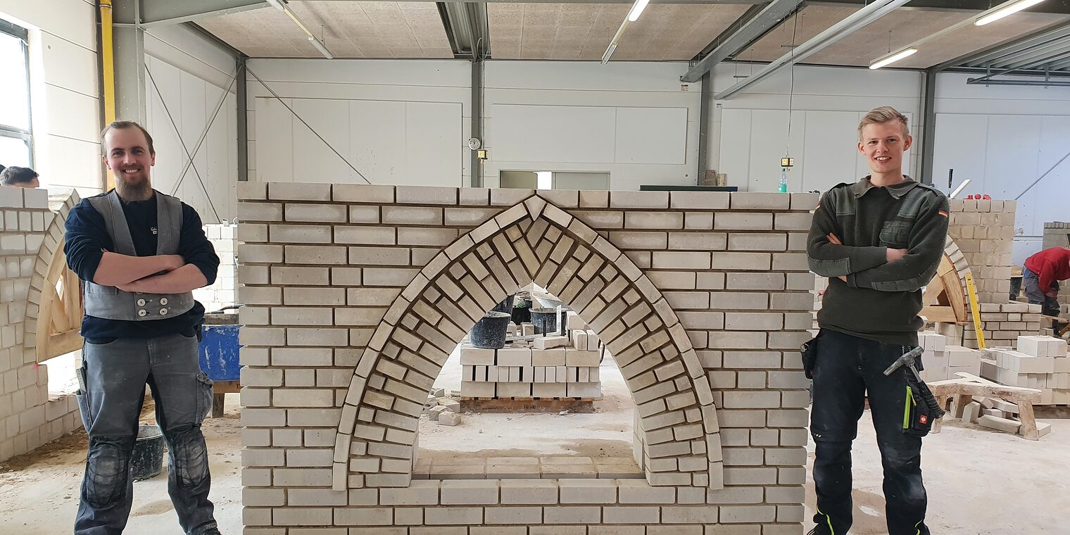 Partnerarbeit: Die Maurerazubis Thomas Block und Marc Jobmann haben während eines Lehrgangs am Campus Handwerk in Garbsen gemeinsam einen Bogen gemauert.