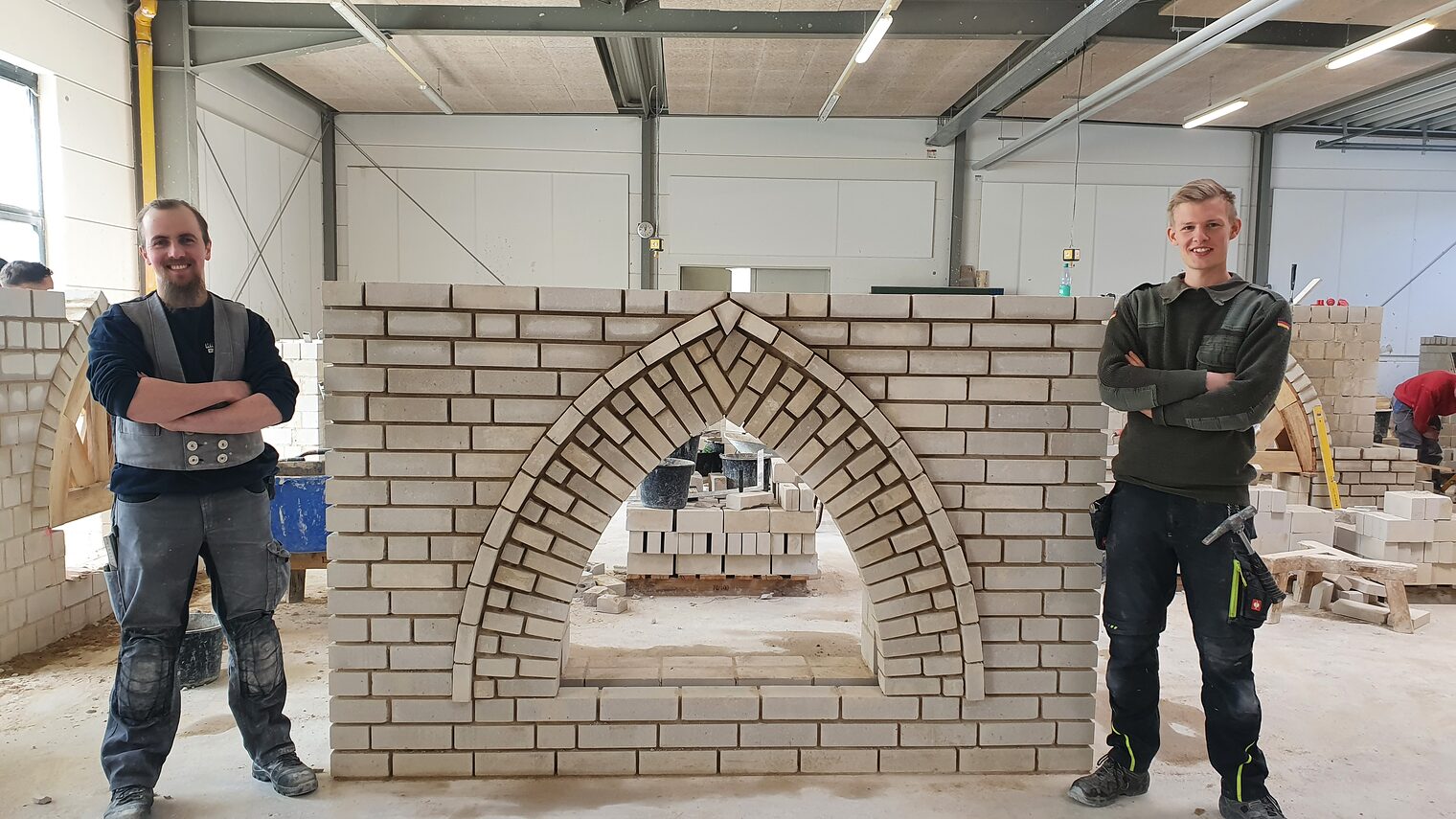 Partnerarbeit: Die Maurerazubis Thomas Block und Marc Jobmann haben während eines Lehrgangs am Campus Handwerk in Garbsen gemeinsam einen Bogen gemauert.