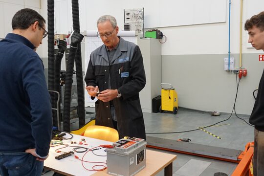 Gemeinsam mit anderen Ausbilderinnen und Ausbildern werden beim Blick hinter die Kulissen die Werkstätten besichtigt, um sich so ein Bild von der Ausstattung und der Lernumgebung machen.