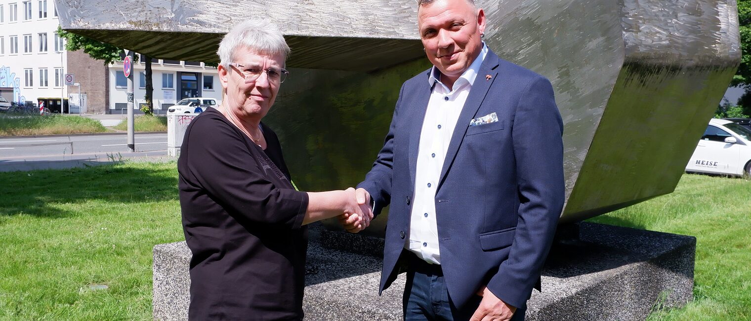 Frisch vereidigter Sachverständiger: Vizepräsidentin Stephanie Wlodarski gratuliert Maler- und Lackierermeister Mathias Abs. sachverstaendiger, sachverständigenwesen, vereidigung