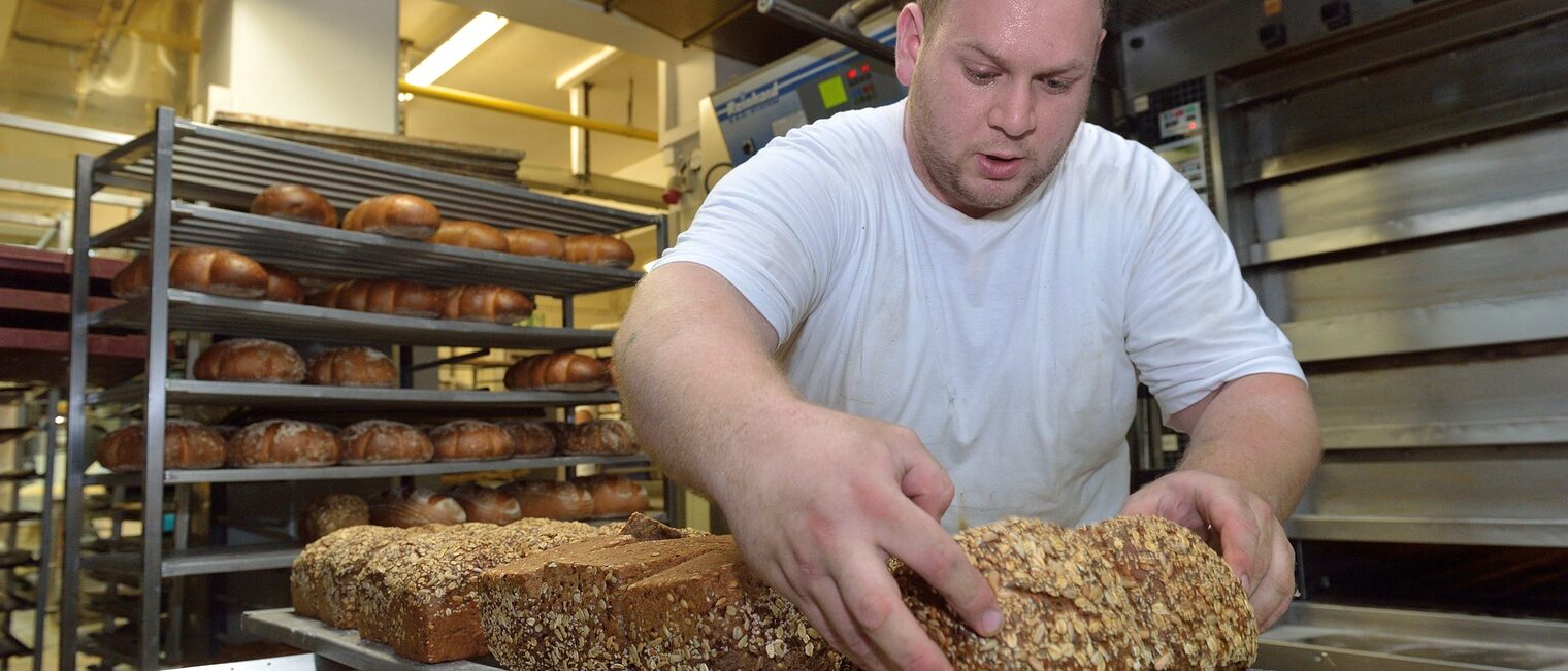 bäcker, baecker, meister, ofen, energiepreise, strompreise, backen, brot, lebensmittel