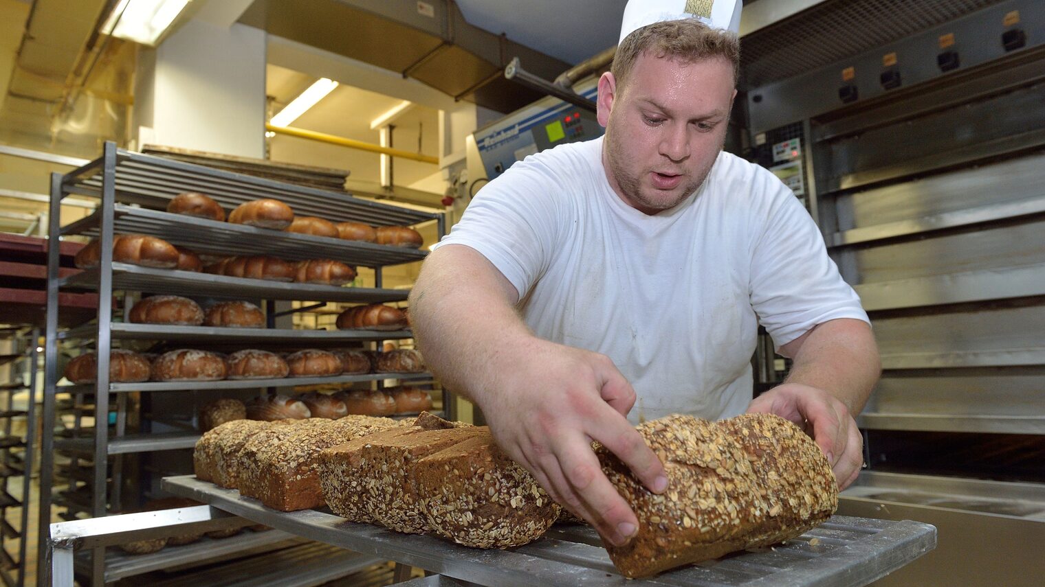 bäcker, baecker, meister, ofen, energiepreise, strompreise, backen, brot, lebensmittel