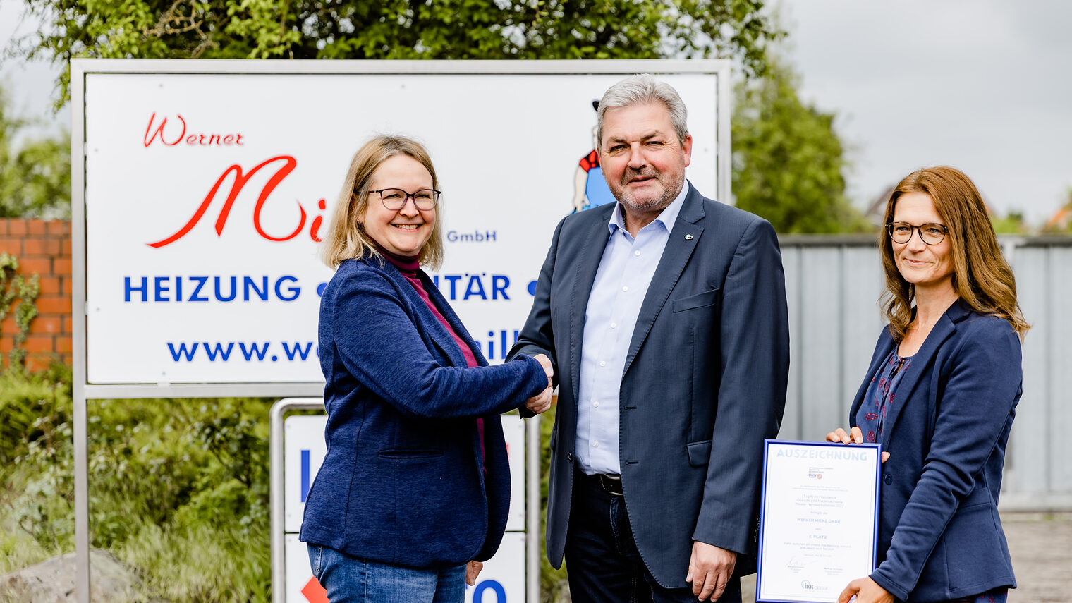 Stefanie Milke (l.) nimmt die Urkunde aus den Händen von Uwe Kuhlmann und Kerstin Anger in Empfang.