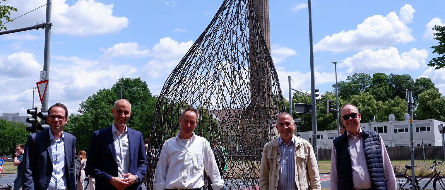 Schulleiter Kai Brunschön, Oberbürgermeister Belit Onay, Künstler Wolfgang Buntrock (v.l.) übergaben die erste Skulptur der Öffentlichkeit. 