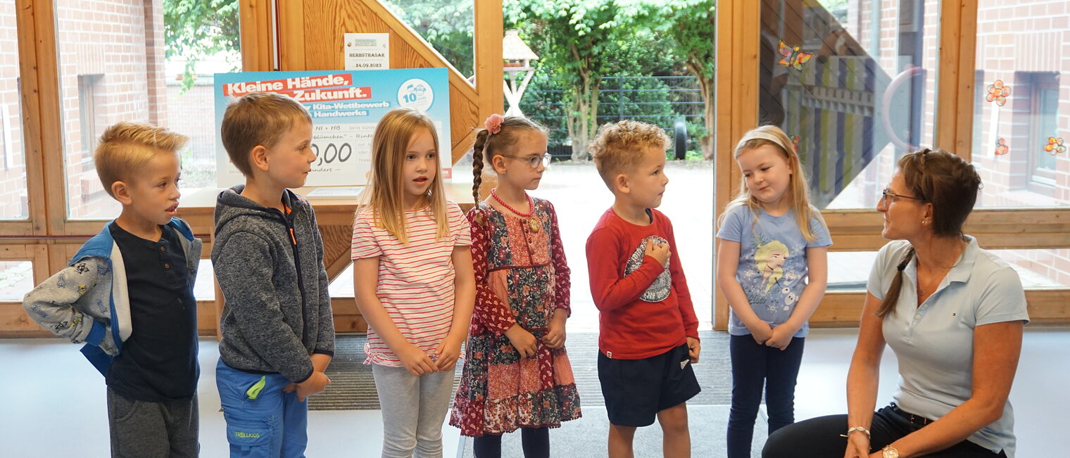 Kinder, Erzieherinnen und Eltern der Kita "Das Gänseblümchen" in Rinteln freuten sich über die Auszeichnung und den Scheck.