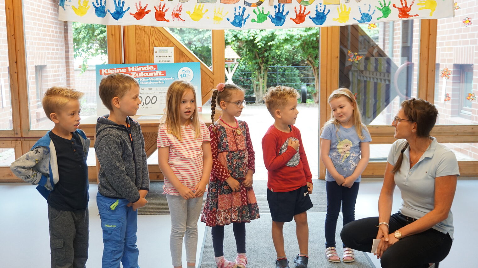 Kinder, Erzieherinnen und Eltern der Kita "Das Gänseblümchen" in Rinteln freuten sich über die Auszeichnung und den Scheck.