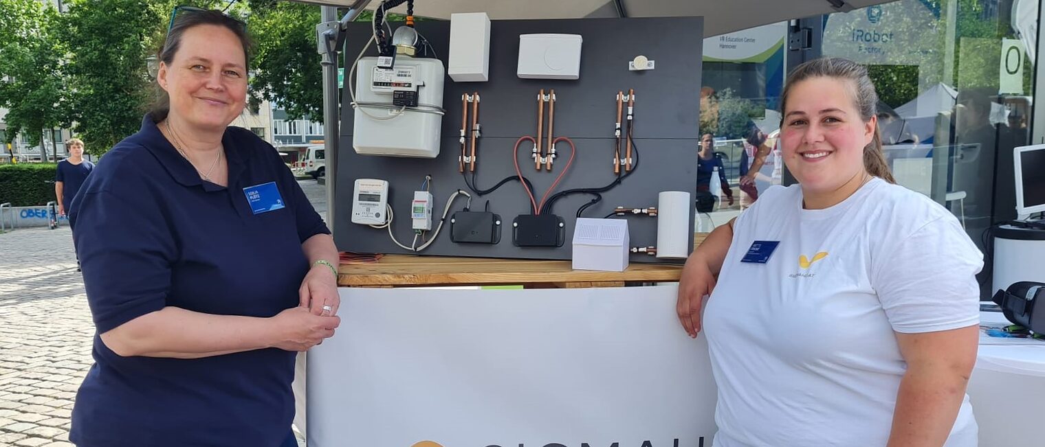 Mette Fricke mit Sonja Plötz (li.) aus der Nachwuchsgewinnung der Handwerkskammer Hannover bei den Smart City Days.