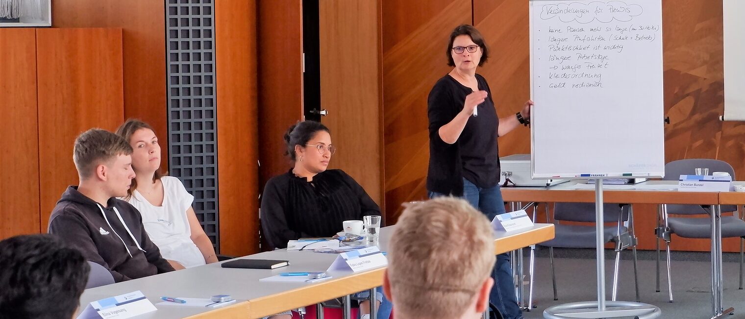 Bettina Wolf-Moritz bespricht mit den Workshop-Teilnehmerinnen und Teilnehmern die Veränderungen für junge Menschen bei der Aufnahme einer Ausbildung.