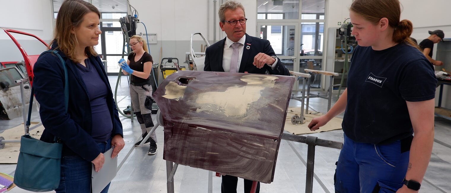 Kultusministerin Julia Willie Hamburg auf dem Campus Handwerk in Garbsen im Gespräch mit Auszubildende Lilly Eickhoff und Handwerkskammerpräsident Thomas Gehre. Kultusministerin Julia Willie Hamburg auf dem Campus Handwerk in Garbsen im Gespräch mit Auszubildende Lilly Eickhoff.