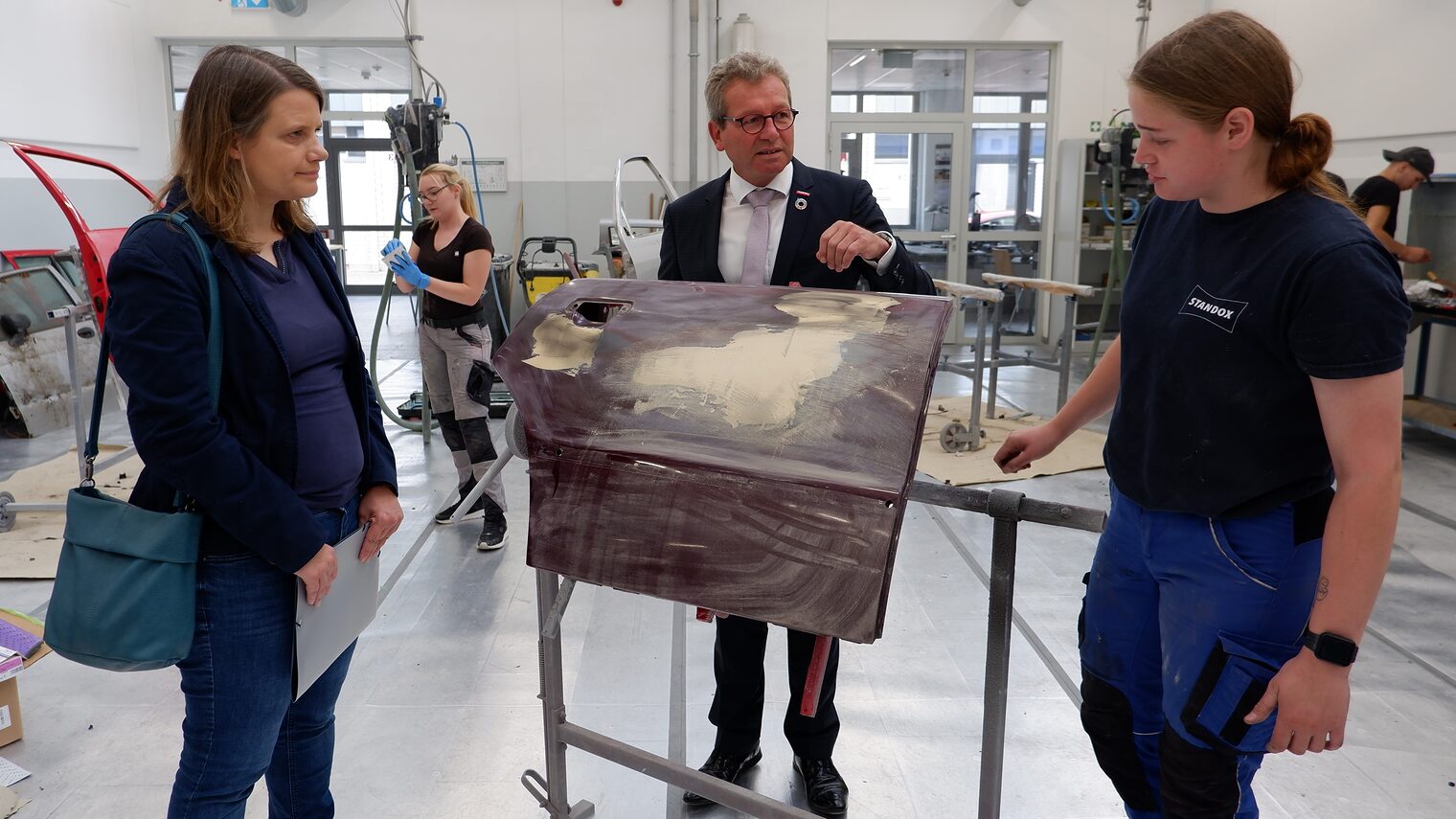 Kultusministerin Julia Willie Hamburg auf dem Campus Handwerk in Garbsen im Gespräch mit Auszubildende Lilly Eickhoff.