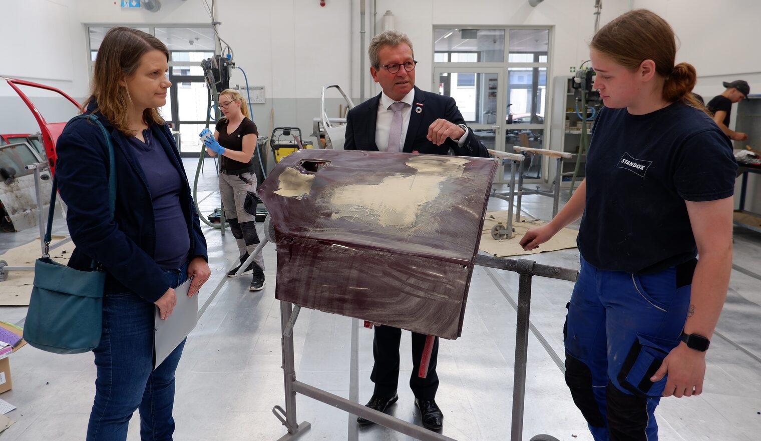 Kultusministerin Julia Willie Hamburg auf dem Campus Handwerk in Garbsen im Gespräch mit Auszubildende Lilly Eickhoff und Handwerkskammerpräsident Thomas Gehre. Kultusministerin Julia Willie Hamburg auf dem Campus Handwerk in Garbsen im Gespräch mit Auszubildende Lilly Eickhoff.