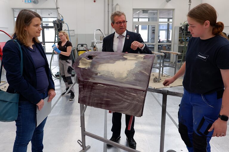 Kultusministerin Julia Willie Hamburg auf dem Campus Handwerk in Garbsen im Gespräch mit Auszubildende Lilly Eickhoff.