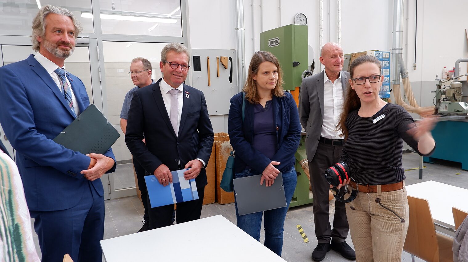 Hauptgeschaftsführer Peter Karst, Präsident Thomas Gehre, Ministerin Julia Willie Hamburg, Tischlermeisterin Silke Grimmelmann (v.l.) MInisterin Julia Willie Hamburg informiert sich in der Tischlerwerkstatt auf dem Campus Handwerk in Garbsen über die Überbetriebliche Lehrlingsunterweisung.