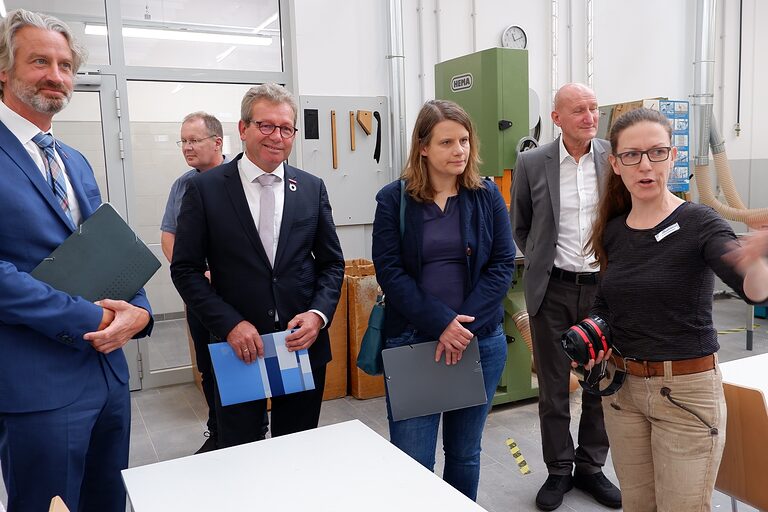 MInisterin Julia Willie Hamburg informiert sich in der Tischlerwerkstatt auf dem Campus Handwerk in Garbsen über die Überbetriebliche Lehrlingsunterweisung.