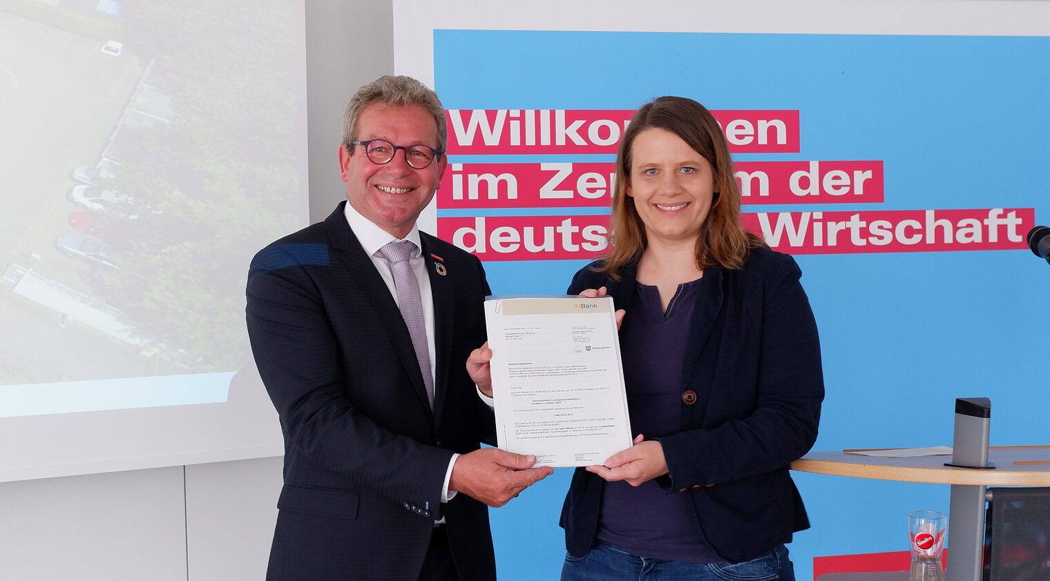 Ministerin Julia Willie Hamburg übergibt den Zuwendungsbescheid über 1,69 MIllionen Euro an Handwerkskammerpräsident Thomas Gehre. Ministerin Julia Willie Hamburg übergibt den Zuwendungsbescheid über 1,69 MIllionen Euro für die Überbetriebliche Lehrlingsunterweisung an Handwerkskammerpräsident Thomas Gehre.