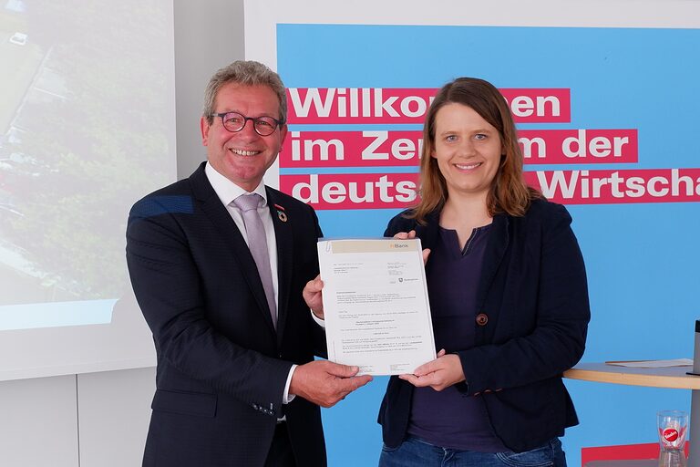 Ministerin Julia Willie Hamburg übergibt den Zuwendungsbescheid über 1,69 MIllionen Euro für die Überbetriebliche Lehrlingsunterweisung an Handwerkskammerpräsident Thomas Gehre.