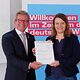 Ministerin Julia Willie Hamburg übergibt den Zuwendungsbescheid über 1,69 MIllionen Euro für die Überbetriebliche Lehrlingsunterweisung an Handwerkskammerpräsident Thomas Gehre.
