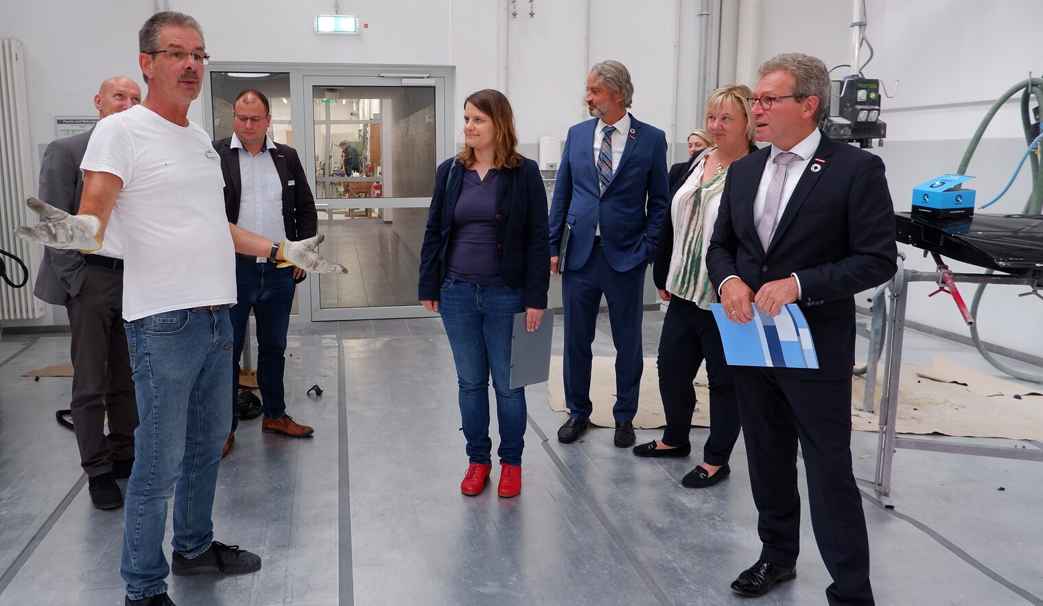 Ausbilder und Koordinator Holger Hartmann (l.) erläutert die modernen und frisch sanierten Werkstätten für die Fahrzeuglackierer. Ausbilder und Koordinator Holger Hartmann (l.) erläutert die modernen und frisch sanierten Werkstätten für die Fahrzeuglackierer. Ministerin Julia Hamburg beim Rundgang über den Campus Handwerk.
