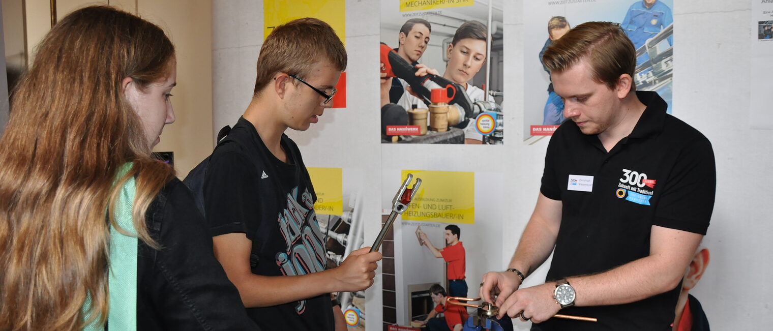 Bei der Langen Nacht der Berufe können Schülerinnen und Schüler ihr handwerkliches Geschick testen.