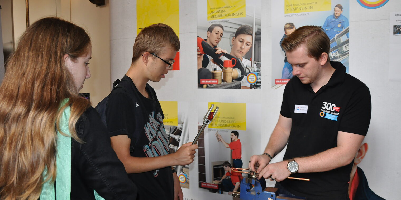 Bei der Langen Nacht der Berufe können Schülerinnen und Schüler ihr handwerkliches Geschick testen.