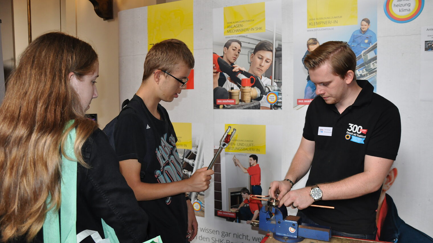 Bei der Langen Nacht der Berufe können Schülerinnen und Schüler ihr handwerkliches Geschick testen.