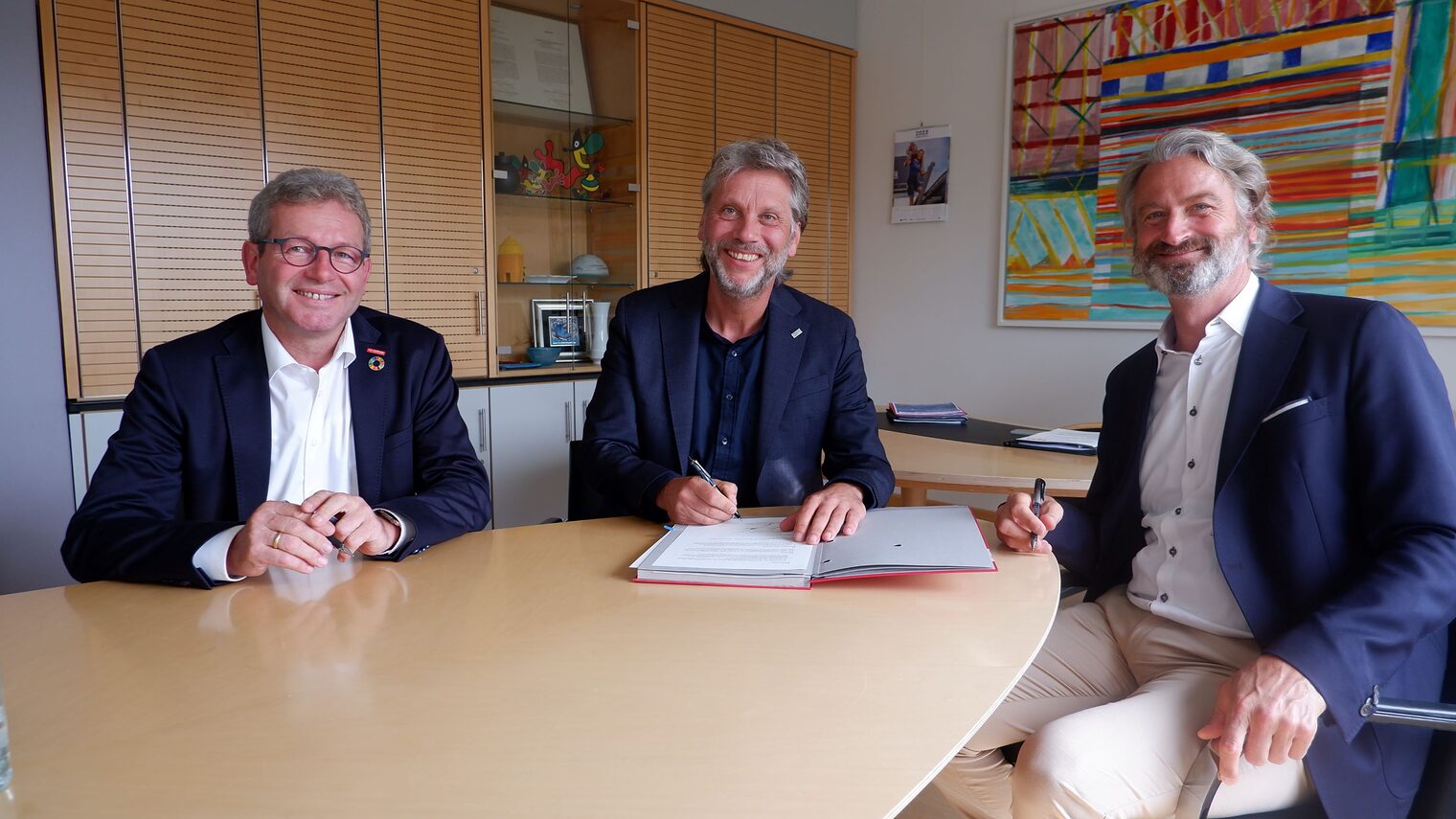 (v.l.n.r.) Thomas Gehre, Präsident der Handwerkskammer Hannover, Dr. Marc Hudy, Präsident der HAWK Hochschule Hildesheim/Holzminden/Göttingen und Peter Karst, Hauptgeschäftsführer der Handwerksammer Hannover, bei der gemeinsamen Vertragsunterzeichnung.