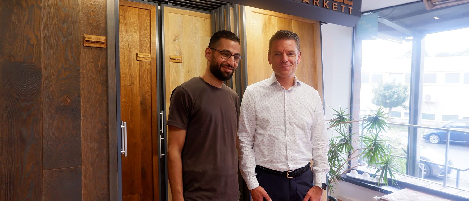Glücklich im Parkettlegerhandwerk: Ahmad Akaila und Andreas Köhler sind froh, dass IHAFA sie zusammengebracht hat. IHAFA, Flüchtling, Zugewandert, Geflüchteter, Migration, Ausbildung, Parkett, Geselle, Akaila, Köhler