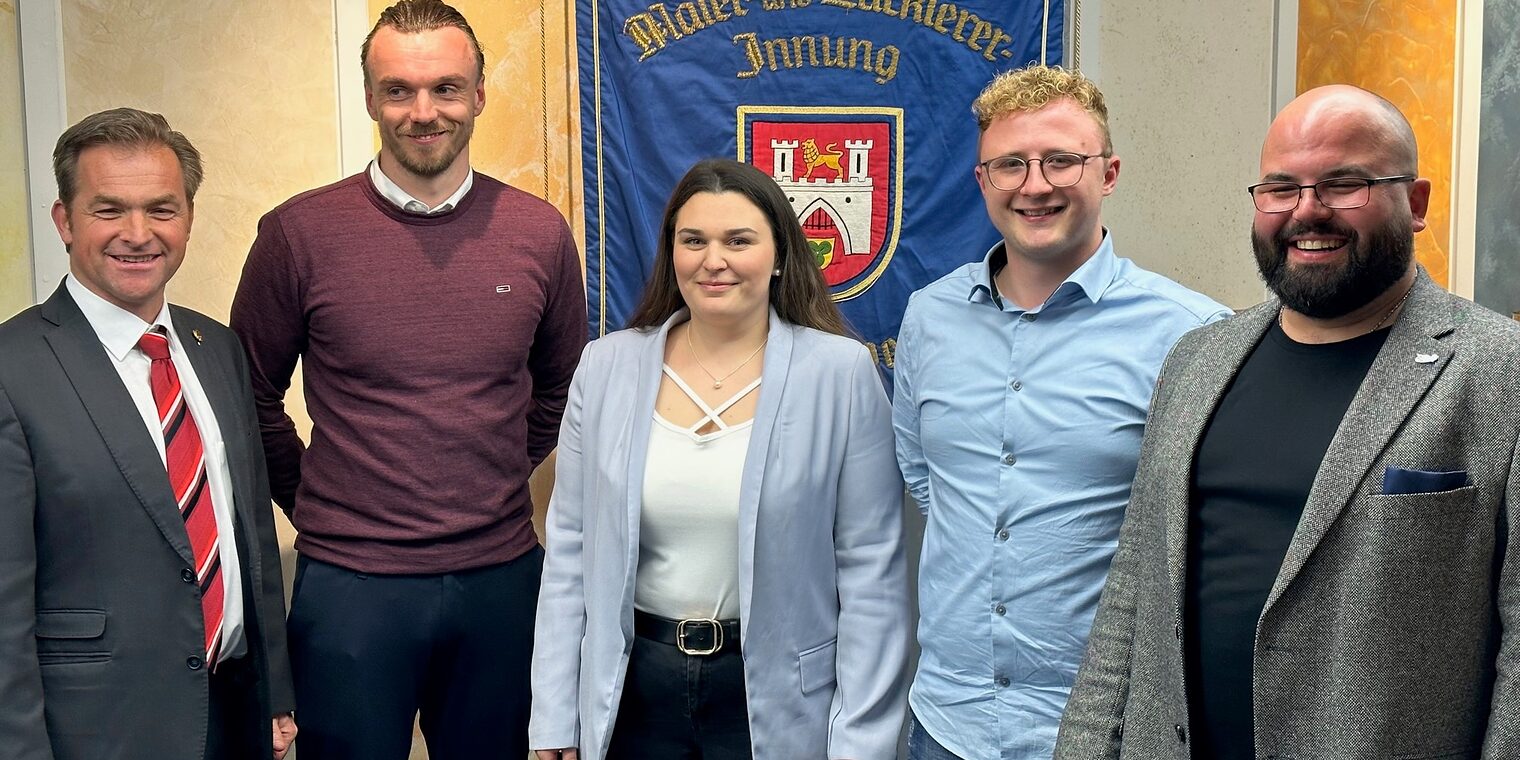 Im Mai wurden neben dem neuen Obermeister Manuel Kalogeropoulos (r.) auch Charlene Svrcina (m.), Laurin Leibelt (2.v.r.) und Hendrik Garbe (2.v.l.) in den Innungsvorstand gewählt. Der ausgeschiedene Obermeister Ralf Sensing (l.).
