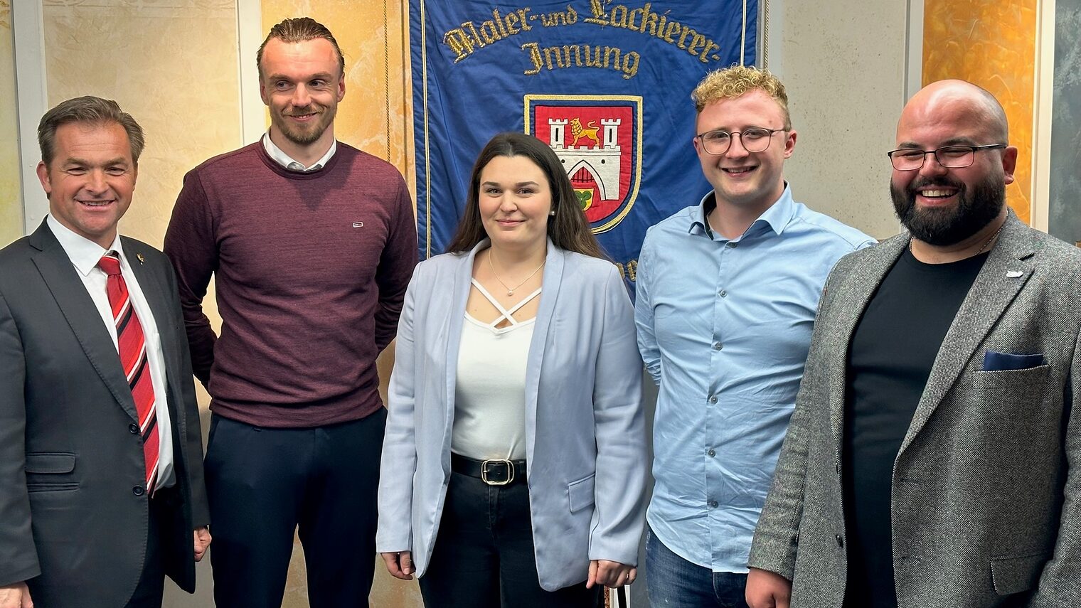 Im Mai wurden neben dem neuen Obermeister Manuel Kalogeropoulos (r.) auch Charlene Svrcina (m.), Laurin Leibelt (2.v.r.) und Hendrik Garbe (2.v.l.) in den Innungsvorstand gewählt. Der ausgeschiedene Obermeister Ralf Sensing (l.).