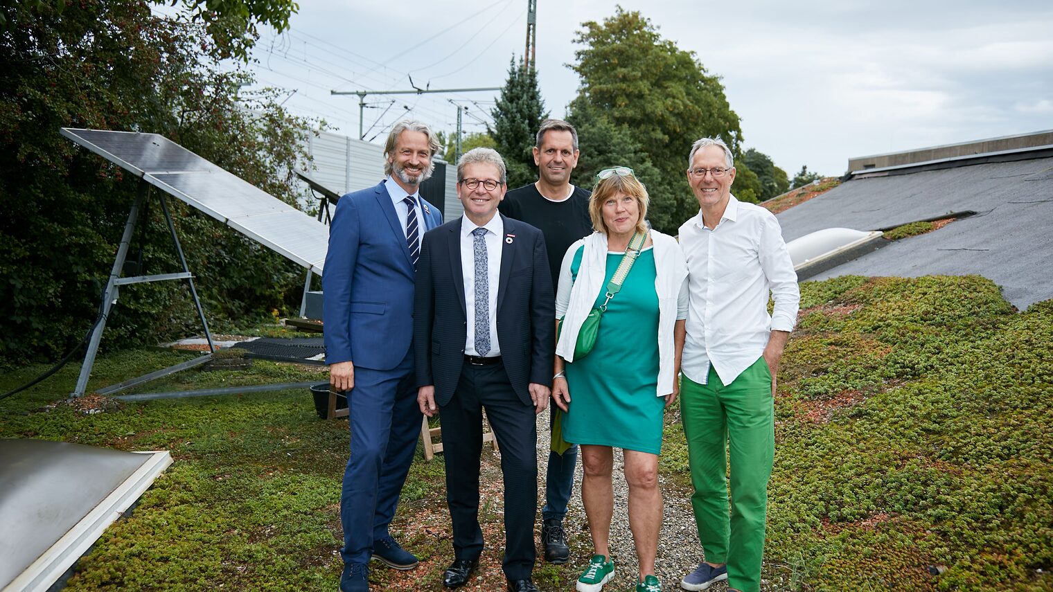 Ein Rundgang über die Dächer von Ewald Bedachungen. V. l. n. r.: Hauptgeschäftsführer Peter Karst, Kammerpräsident Thomas Gehre, Wirtschaftsminister Olaf Lies, Betriebsinhaberin und - inhaber Silke und Jörg Ewald. 