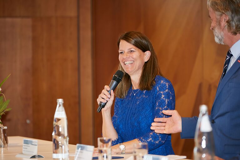 Hauptgeschäftsführerin der IHK Hannover Maike Bielfeldt richtet ein paar Worte an die Besucher und Besucherinnen des Mittelstandsdialogs. 