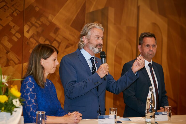 Hauptgeschäftsführer der Handwerkskammer Hannover Peter Karst richtet ein paar Worte an die Besucher und Besucherinnen des Mittelstandsdialogs.