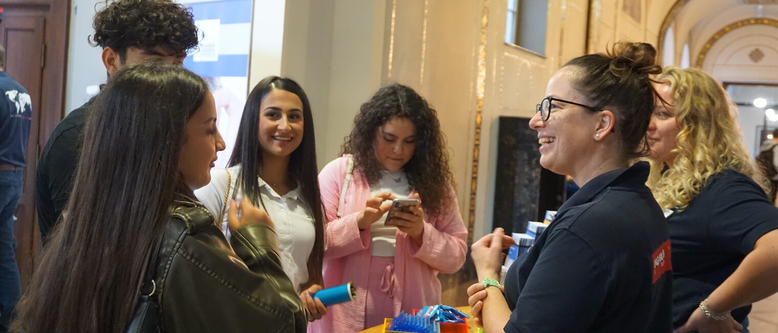 Am Stand der Handwerkskammer Hannover konnten sich Besucherinnen und Besucher über Aus- und Karrieremöglichkeiten im Handwerk informieren.