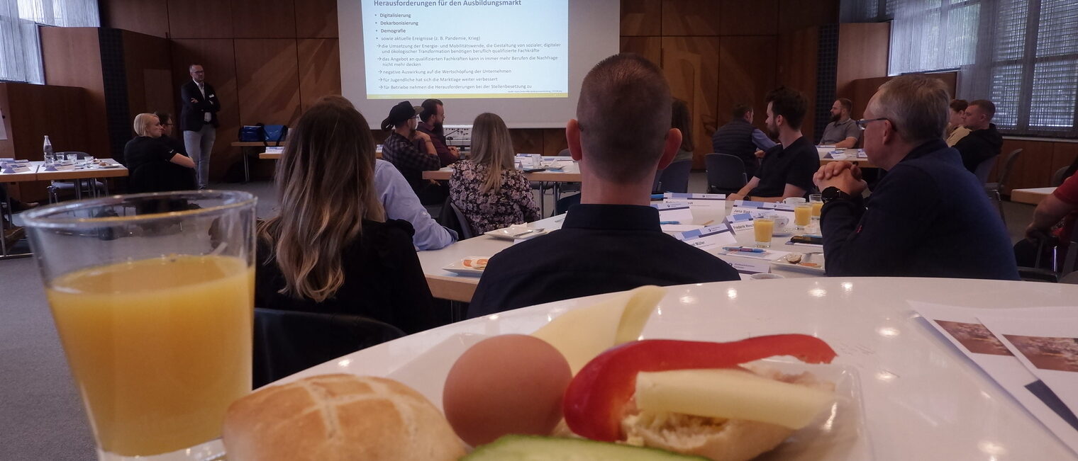 Erfahrungsaustausch, Tipps und Infos zu den wichtigsten Punkten zum Thema Ausbildung bei einem gemeinsamen Frühstück. Erfahrungsaustausch, Tipps und Infos zu den wichtigsten Punkten zum Thema Ausbildung bei einem gemeinsamen Frühstück.
