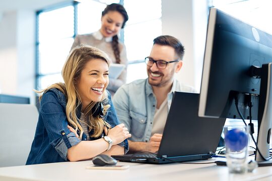 karriere, laptop, frau, mann computer lachen, gruppe, office, kollege, kollegin